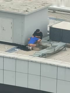 小情侣寻刺激跑天台啪啪