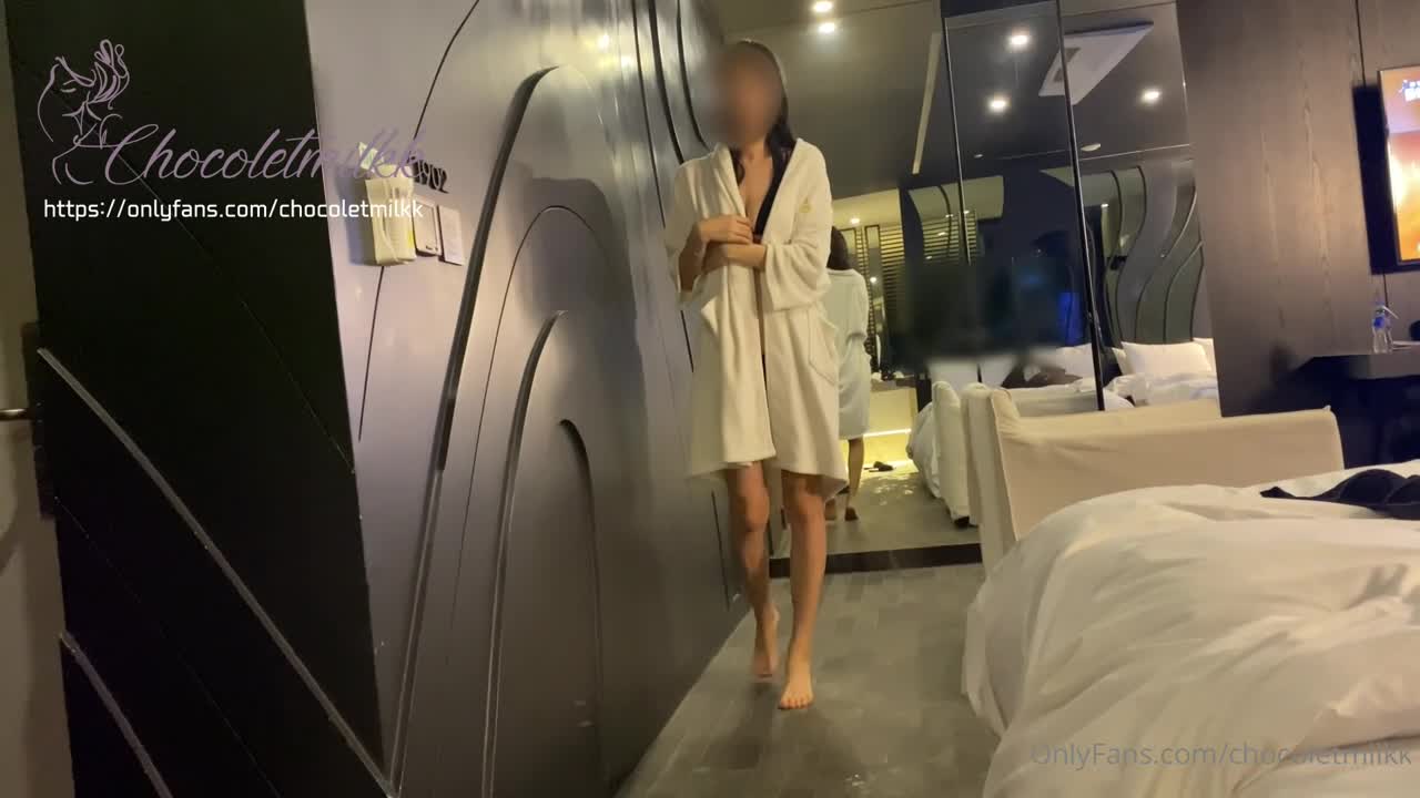 好想的穿著比基尼在户外游泳池干阿.