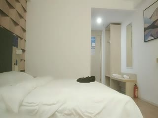 山鸡优选足浴会所撩妹花了3000多块整了个气质美女技师到酒店开房穿着高跟干故意内射。