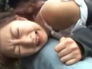 【另类珍藏】老师早上在学校门口被人围住灌肠。。还被操了一顿。。